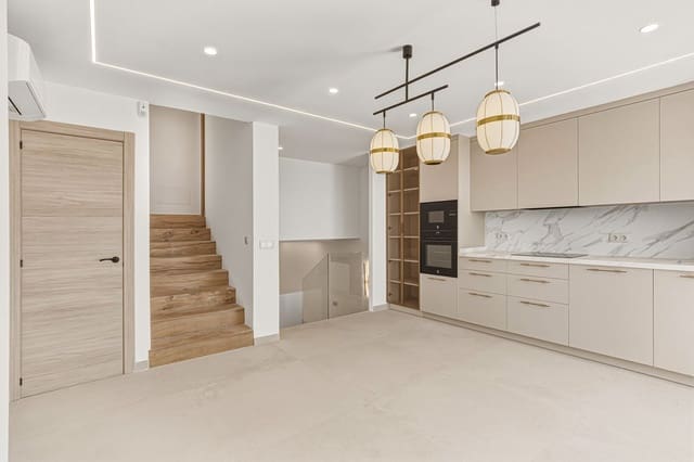 4 makuuhuone Omakotitalo myytävänä paikassa Los Monteros, Marbella mukana uima-altaan - 950 000 € (Ref: 9813924)