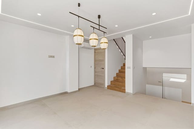 4 makuuhuone Omakotitalo myytävänä paikassa Los Monteros, Marbella mukana uima-altaan - 950 000 € (Ref: 9813924)