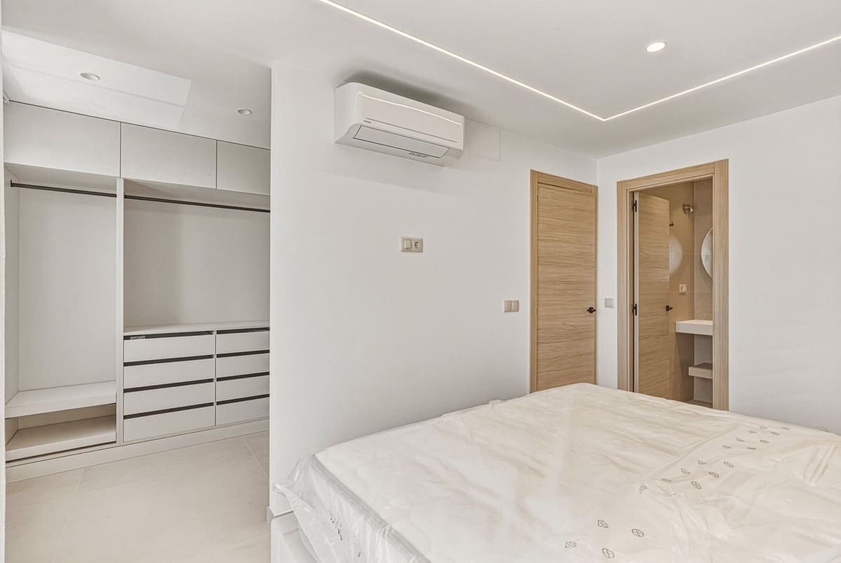 4 makuuhuone Omakotitalo myytävänä paikassa Los Monteros mukana uima-altaan - 950 000 € (Ref: 9813924)
