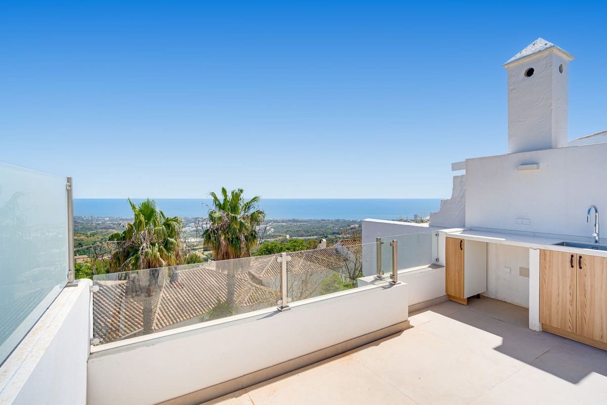 4 makuuhuone Omakotitalo myytävänä paikassa Los Monteros mukana uima-altaan - 950 000 € (Ref: 9813924)