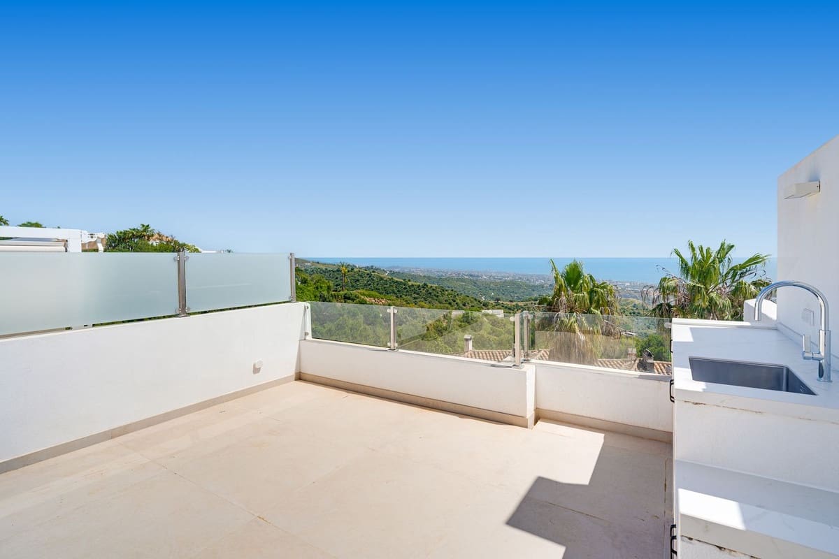 4 makuuhuone Omakotitalo myytävänä paikassa Los Monteros mukana uima-altaan - 950 000 € (Ref: 9813924)