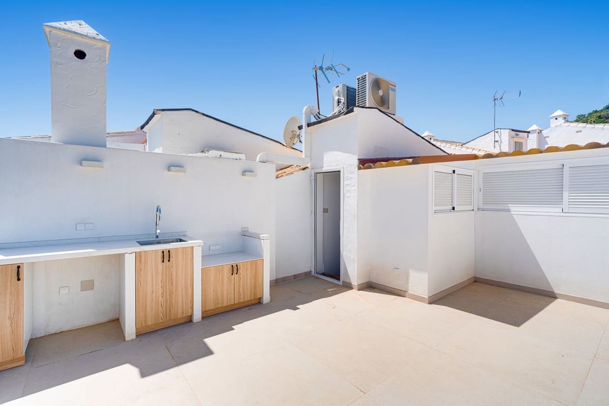 4 makuuhuone Omakotitalo myytävänä paikassa Los Monteros mukana uima-altaan - 950 000 € (Ref: 9813924)