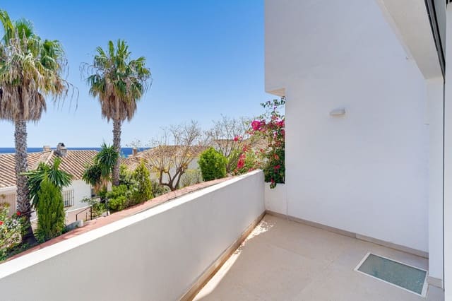 4 makuuhuone Omakotitalo myytävänä paikassa Los Monteros, Marbella mukana uima-altaan - 950 000 € (Ref: 9813924)