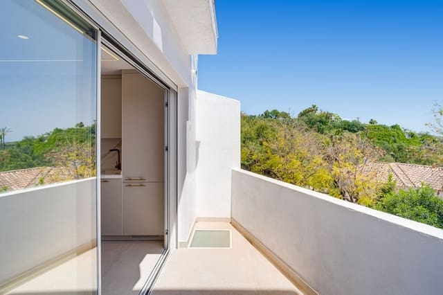 4 makuuhuone Omakotitalo myytävänä paikassa Los Monteros, Marbella mukana uima-altaan - 950 000 € (Ref: 9813924)