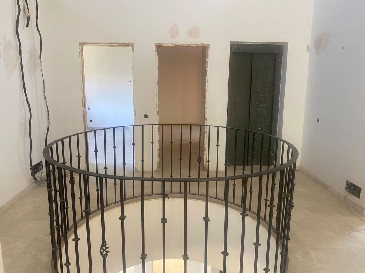 6 makuuhuone Huvila myytävänä paikassa Elviria mukana uima-altaan - 1 300 000 € (Ref: 9813927)