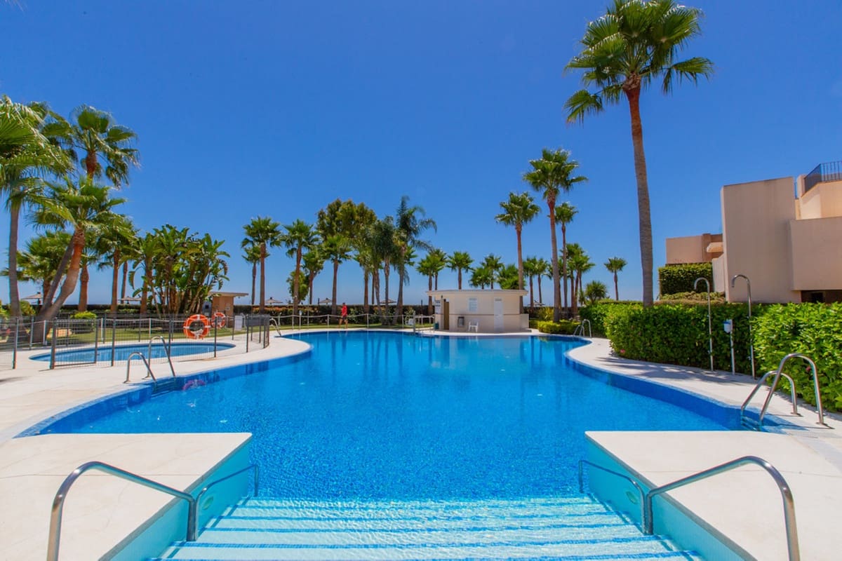 2 quarto Apartamento para venda em Estepona com piscina - 1 050 000 € (Ref: 9823098)