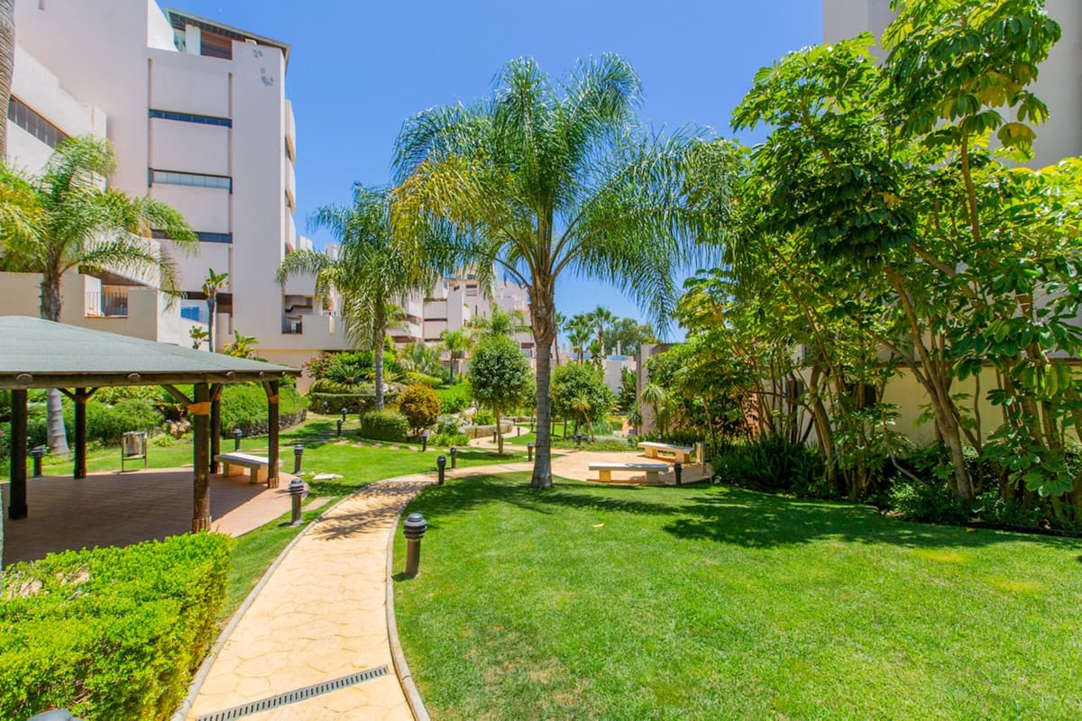 2 quarto Apartamento para venda em Estepona com piscina - 1 050 000 € (Ref: 9823098)