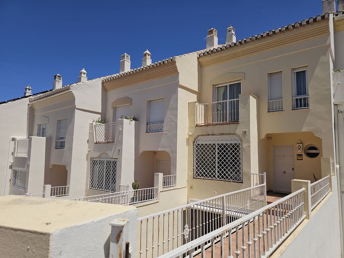 3 bedroom Townhouse for sale in El Rosario with pool - € 599,000 (Ref: 9846800)