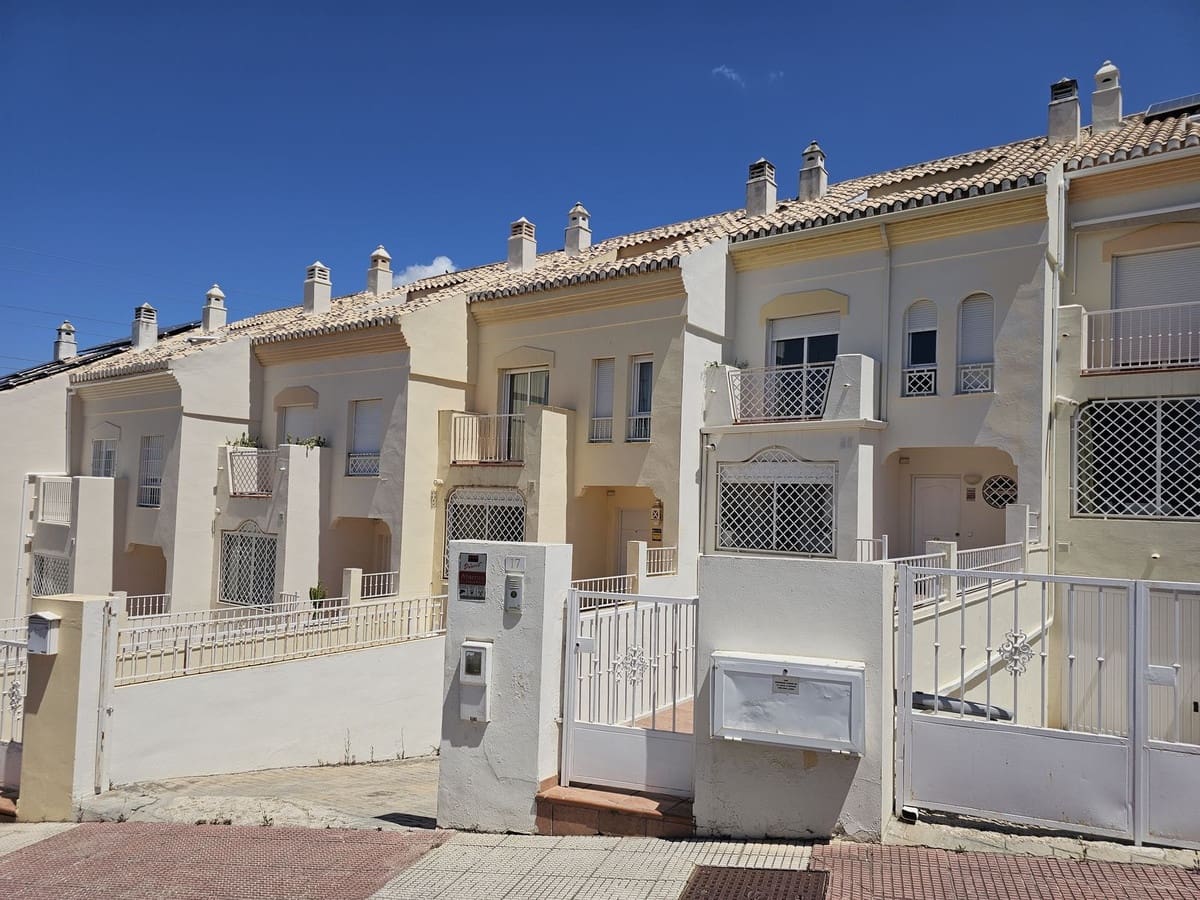 3 bedroom Townhouse for sale in El Rosario with pool - € 599,000 (Ref: 9846800)