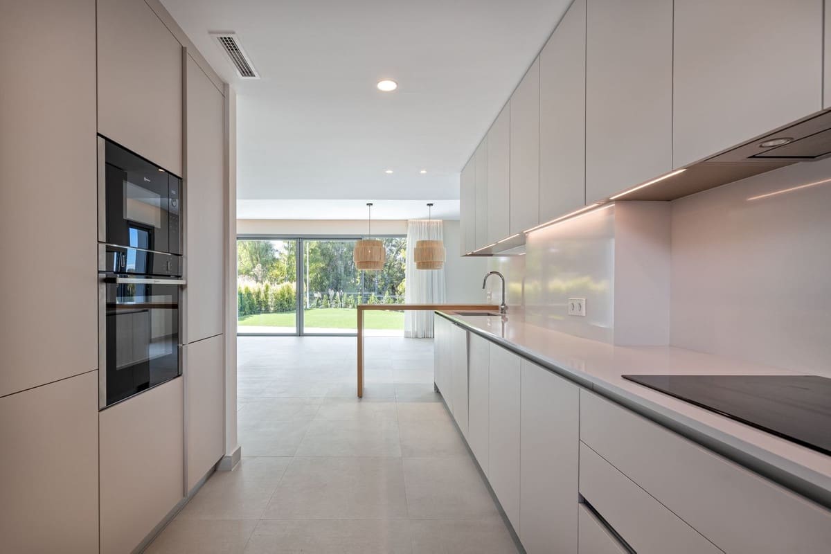 4 bedroom Townhouse for sale in San Pedro de Alcantara with pool - € 1,195,000 (Ref: 9846803)