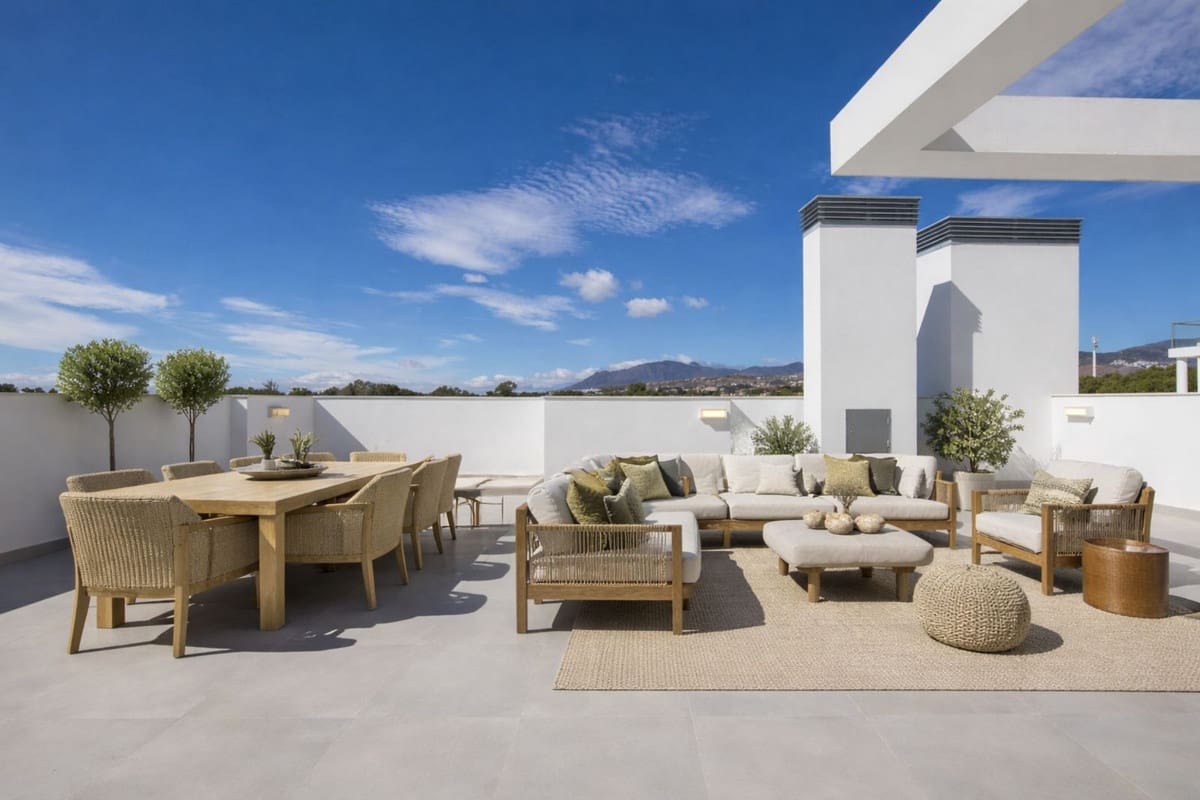 4 bedroom Townhouse for sale in San Pedro de Alcantara with pool - € 1,195,000 (Ref: 9846803)