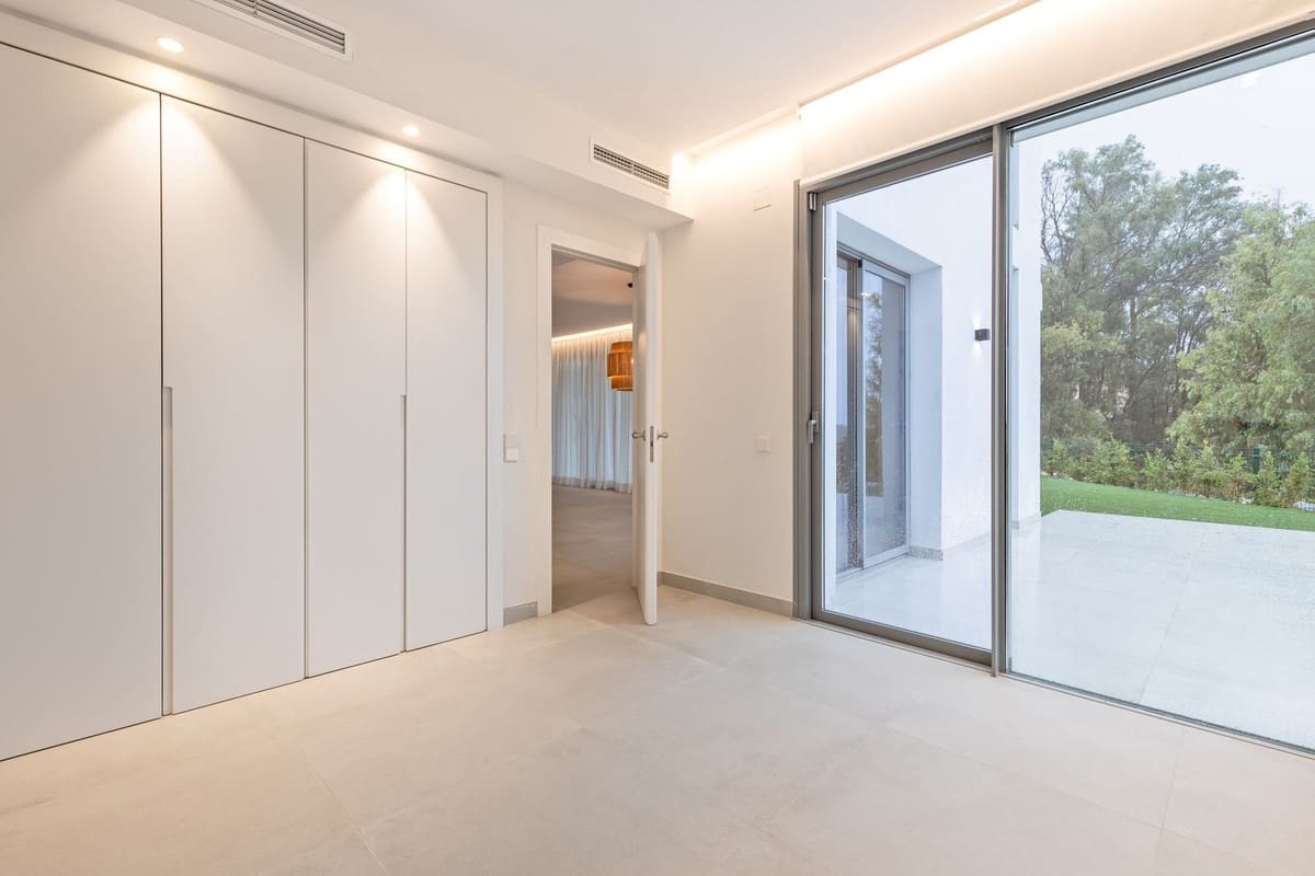 4 bedroom Townhouse for sale in San Pedro de Alcantara with pool - € 1,195,000 (Ref: 9846803)