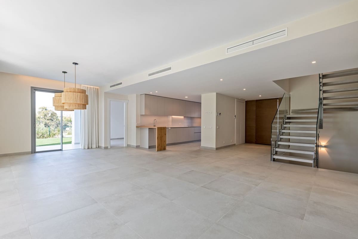 4 bedroom Townhouse for sale in San Pedro de Alcantara with pool - € 1,195,000 (Ref: 9846803)