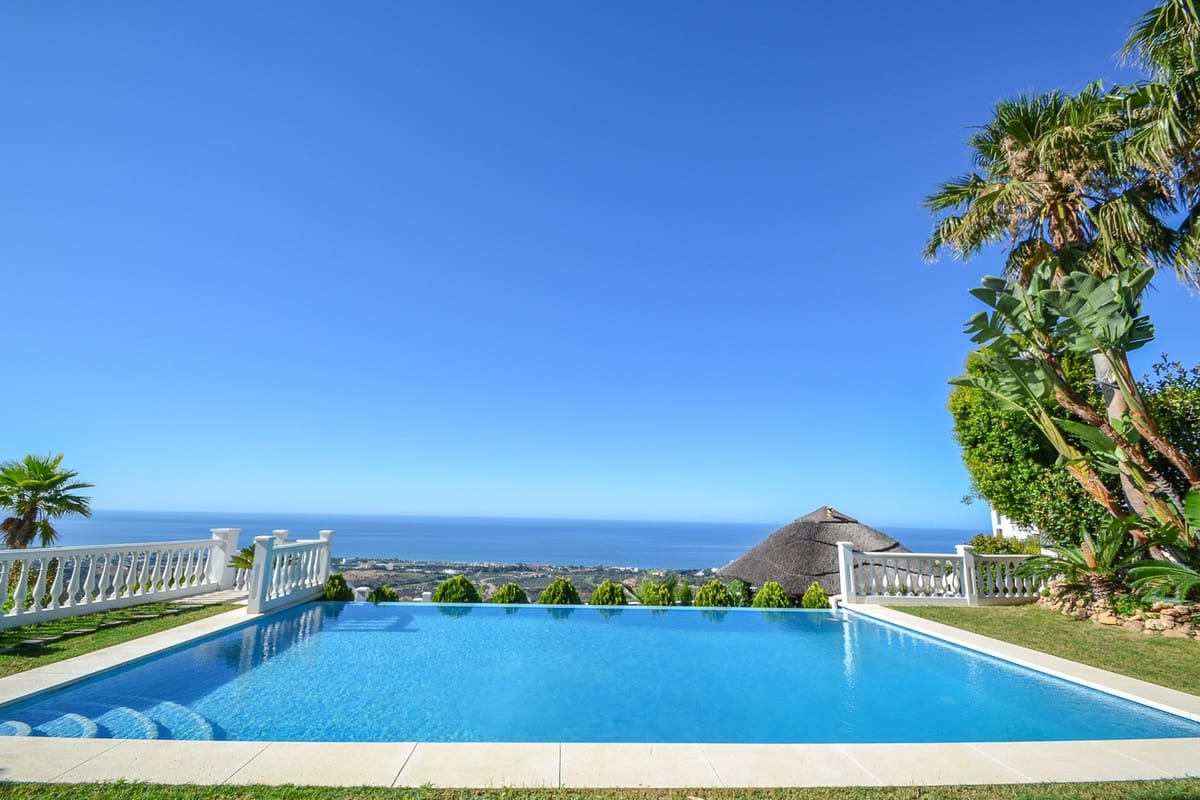 5 Zimmer Villa zu verkaufen in Los Monteros mit Pool - 2.950.000 € (Ref: 9846805)