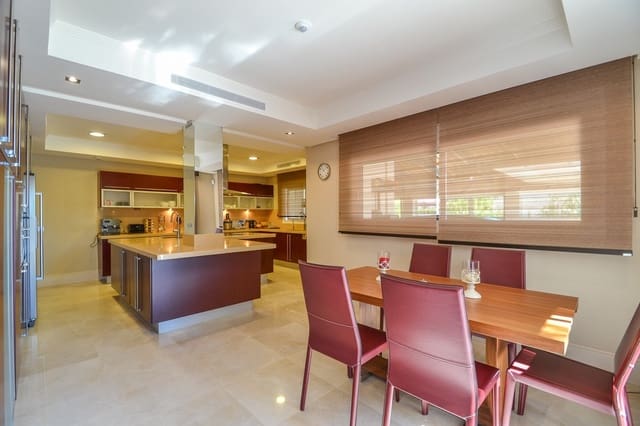 5 Zimmer Villa zu verkaufen in Los Monteros, Marbella mit Pool - 2.950.000 € (Ref: 9846805)