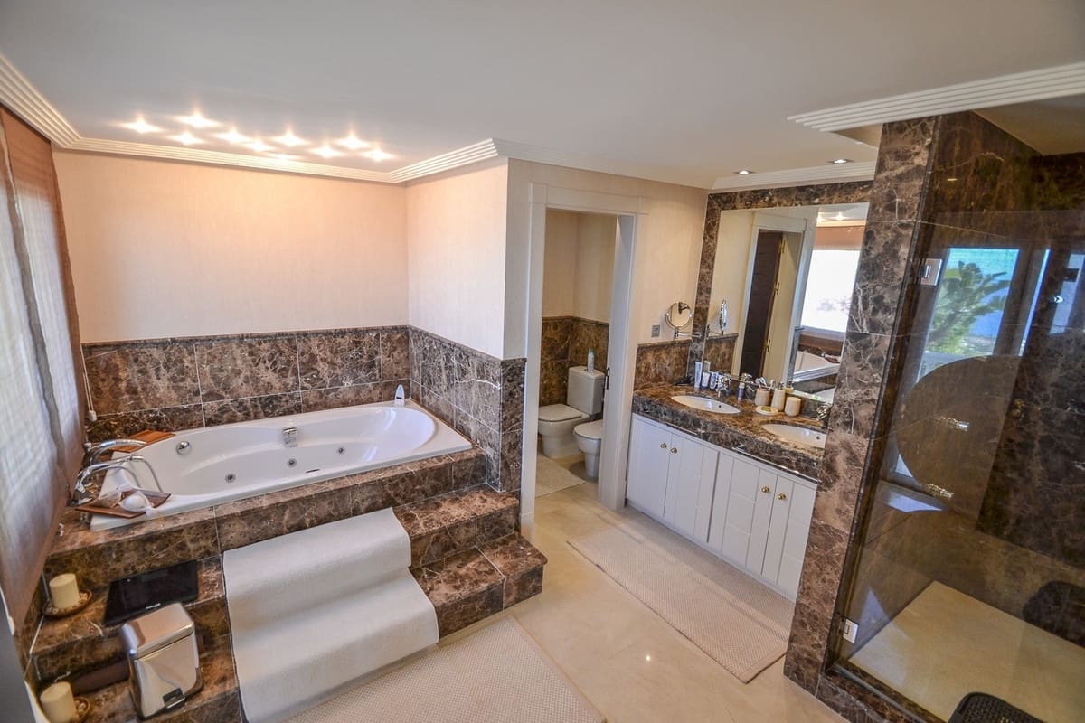 5 Zimmer Villa zu verkaufen in Los Monteros mit Pool - 2.950.000 € (Ref: 9846805)
