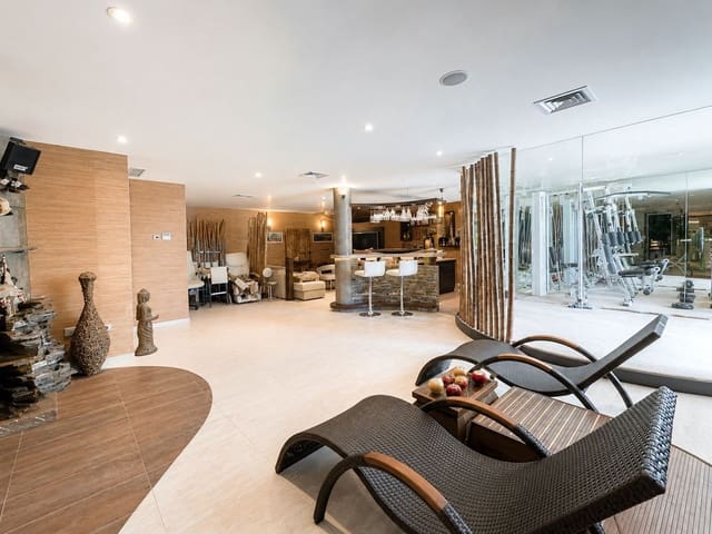 5 quarto Moradia para venda em Los Monteros, Marbella com piscina - 2 950 000 € (Ref: 9846805)
