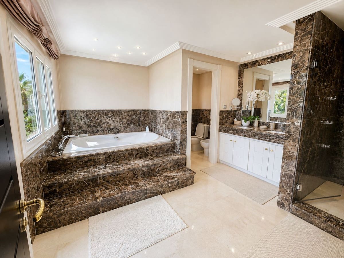 5 quarto Moradia para venda em Los Monteros com piscina - 2 950 000 € (Ref: 9846805)