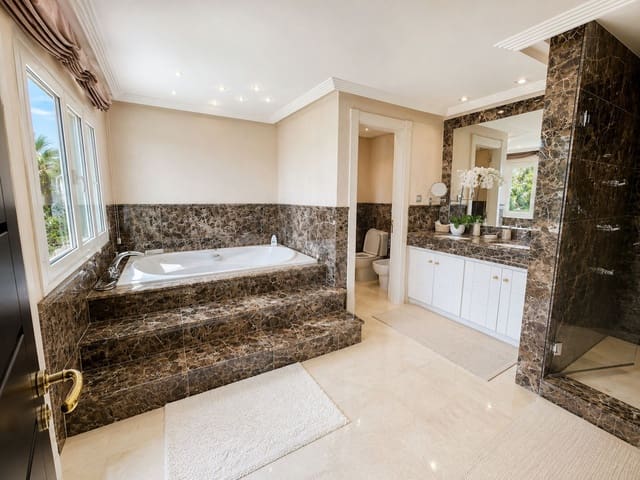 5 quarto Moradia para venda em Los Monteros, Marbella com piscina - 2 950 000 € (Ref: 9846805)