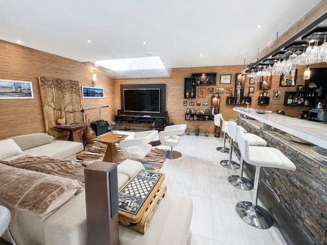 5 quarto Moradia para venda em Los Monteros, Marbella com piscina - 2 950 000 € (Ref: 9846805)