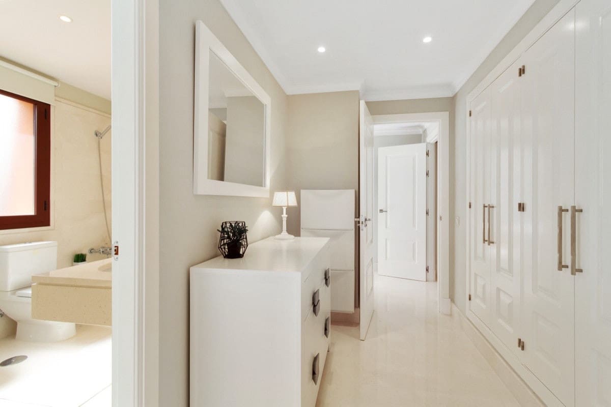 2 bedroom Apartment for sale in Benahavis - € 440,000 (Ref: 9846806)