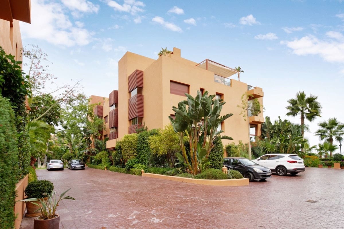 2 bedroom Apartment for sale in Benahavis - € 440,000 (Ref: 9846806)