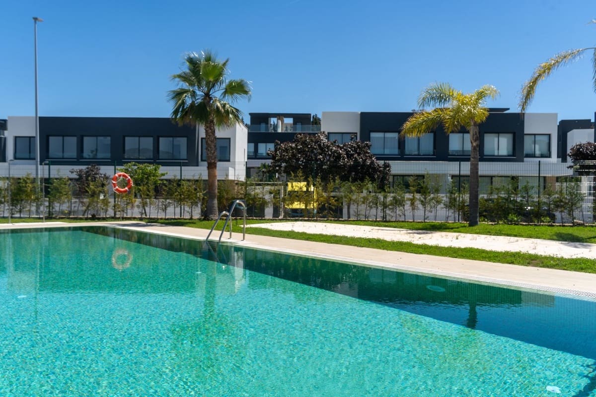 3 bedroom Townhouse for sale in San Pedro de Alcantara with pool - € 795,000 (Ref: 9868945)