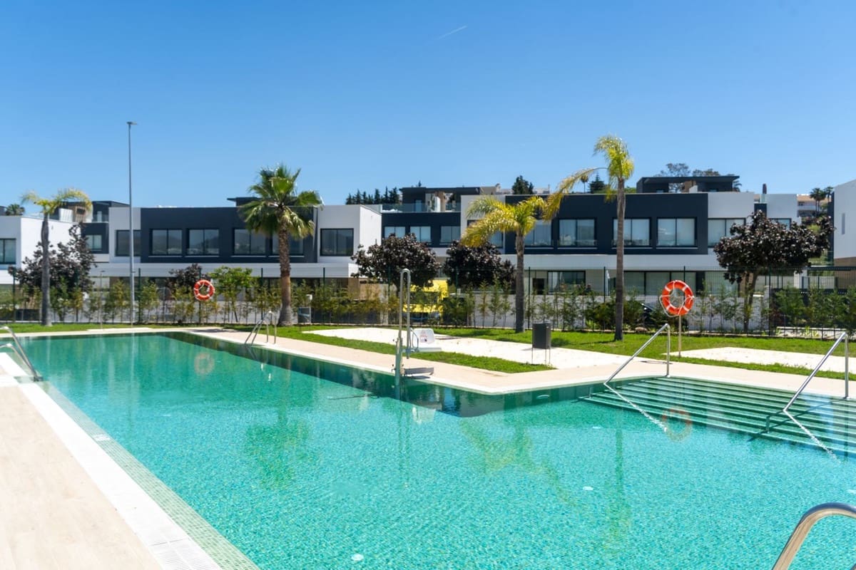 3 bedroom Townhouse for sale in San Pedro de Alcantara with pool - € 795,000 (Ref: 9868945)