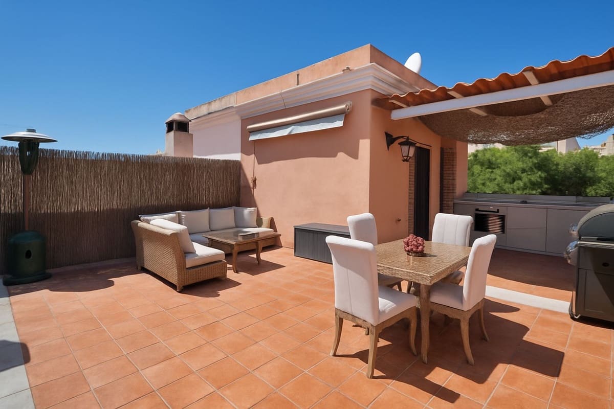 4 quarto Casa em Banda para venda em Estepona com piscina - 649 000 € (Ref: 9868946)