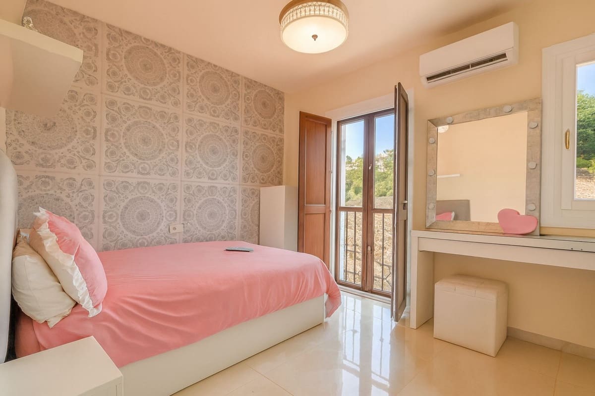 4 quarto Casa em Banda para venda em Estepona com piscina - 649 000 € (Ref: 9868946)