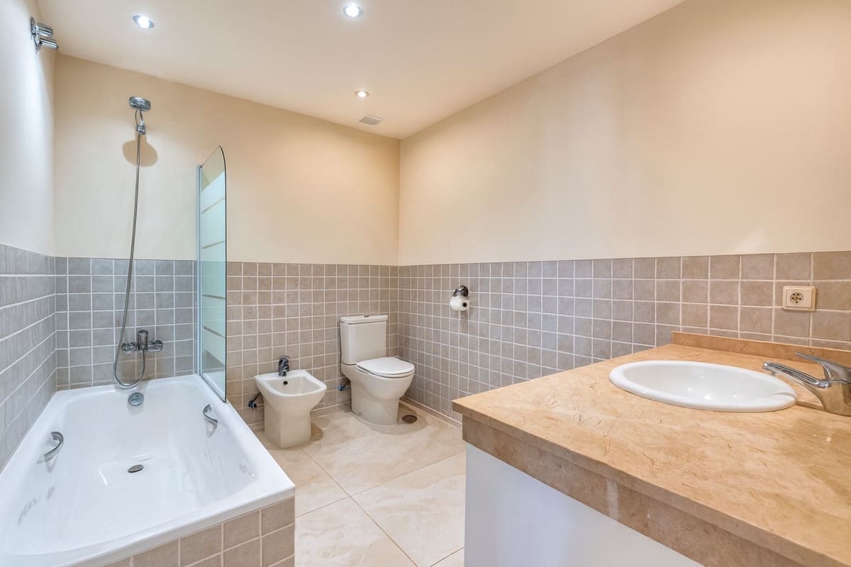 4 quarto Casa em Banda para venda em Estepona com piscina - 649 000 € (Ref: 9868946)