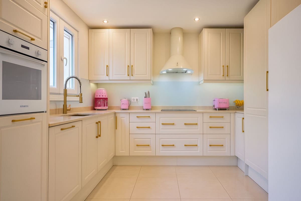 4 quarto Casa em Banda para venda em Estepona com piscina - 649 000 € (Ref: 9868946)
