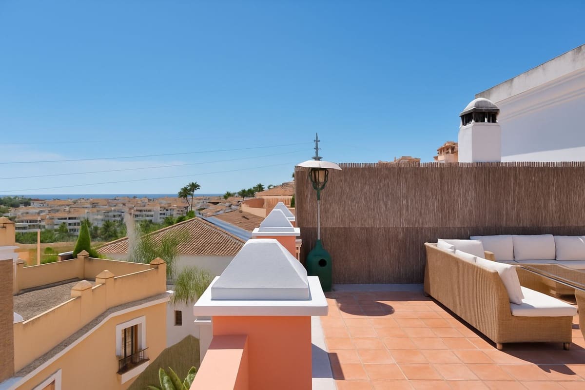 4 quarto Casa em Banda para venda em Estepona com piscina - 649 000 € (Ref: 9868946)