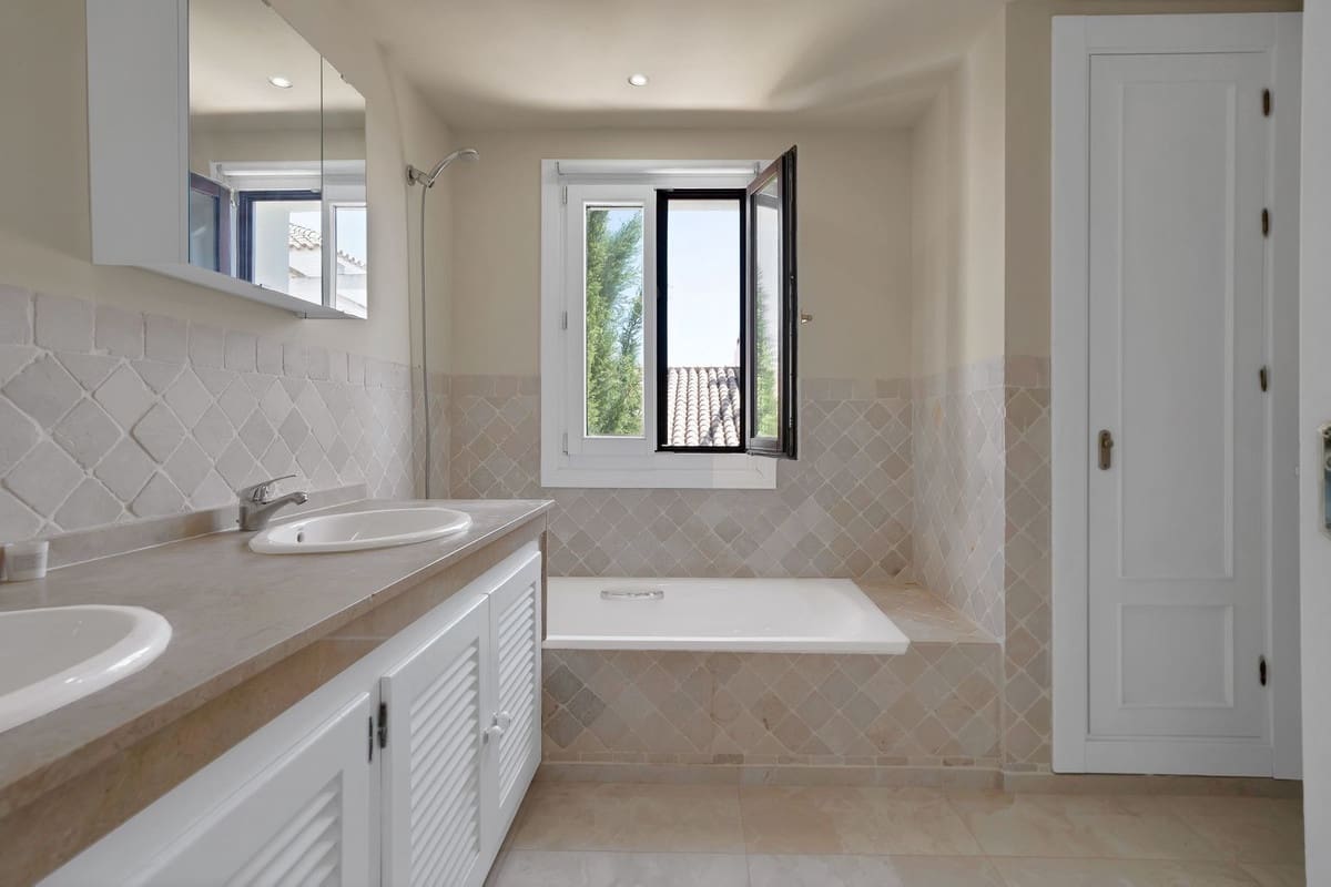 4 quarto Casa em Banda para venda em Estepona com piscina - 649 000 € (Ref: 9868946)