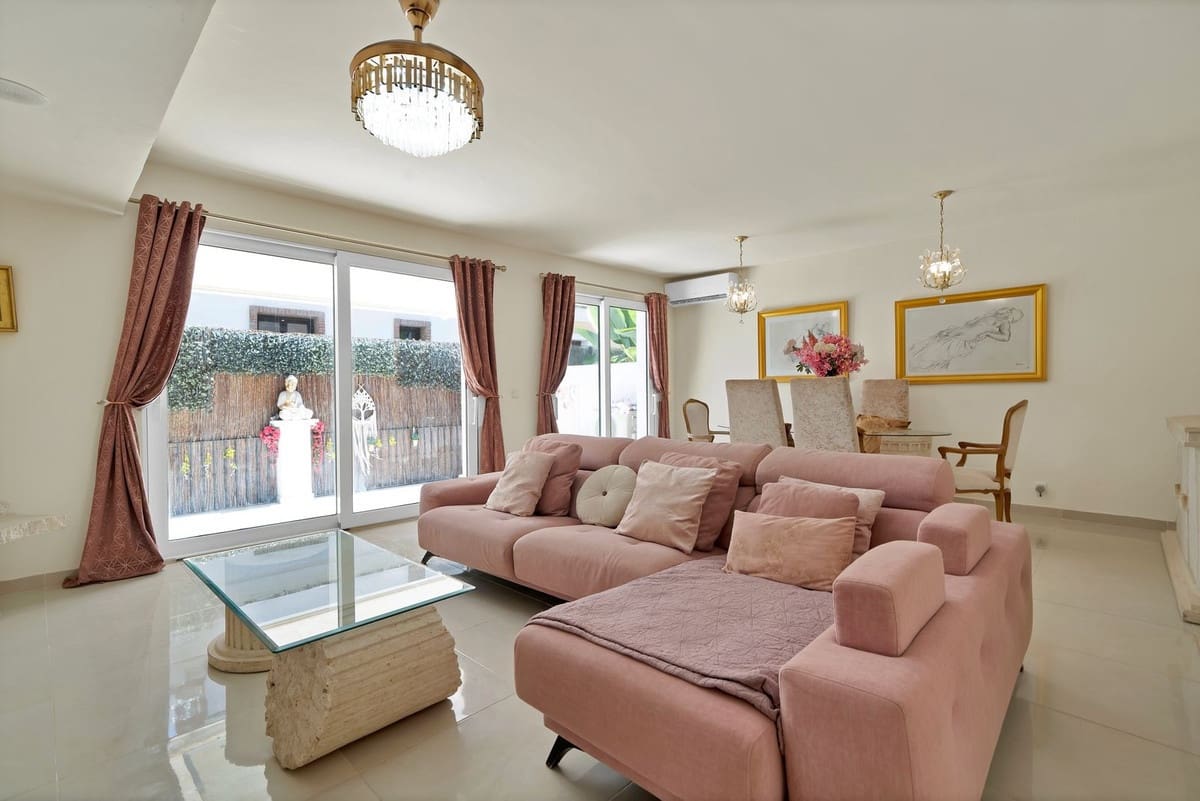 4 quarto Casa em Banda para venda em Estepona com piscina - 649 000 € (Ref: 9868946)