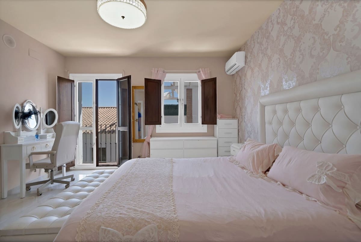 4 quarto Casa em Banda para venda em Estepona com piscina - 649 000 € (Ref: 9868946)