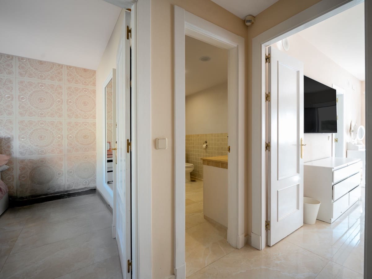 4 quarto Casa em Banda para venda em Estepona com piscina - 649 000 € (Ref: 9868946)