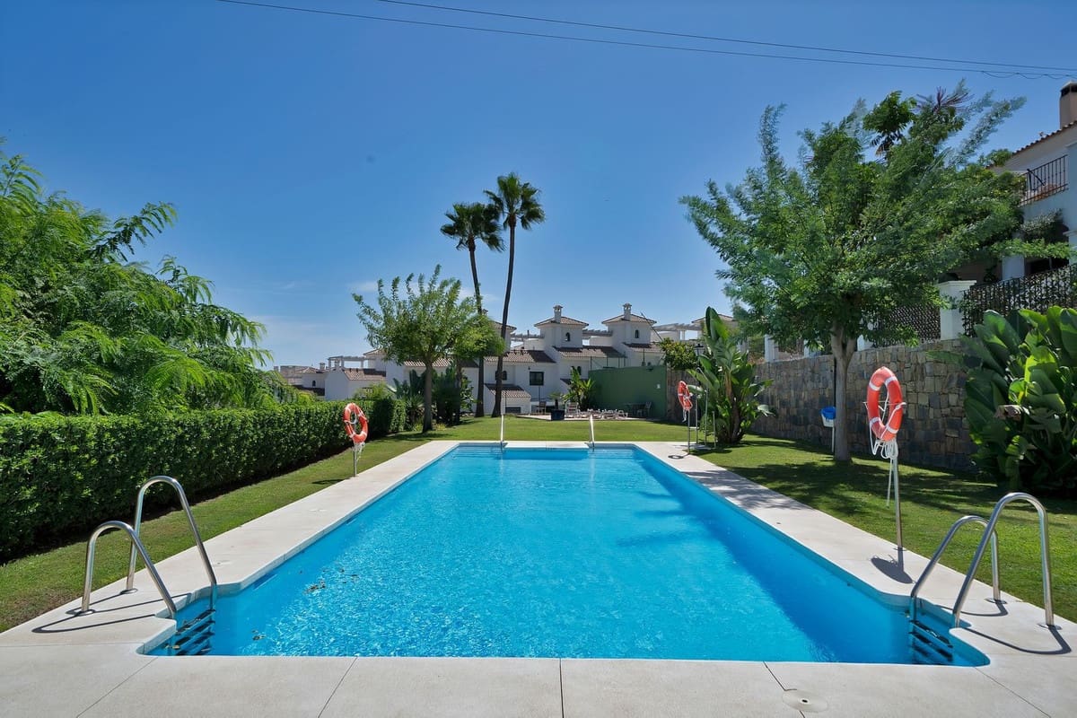 4 quarto Casa em Banda para venda em Estepona com piscina - 649 000 € (Ref: 9868946)