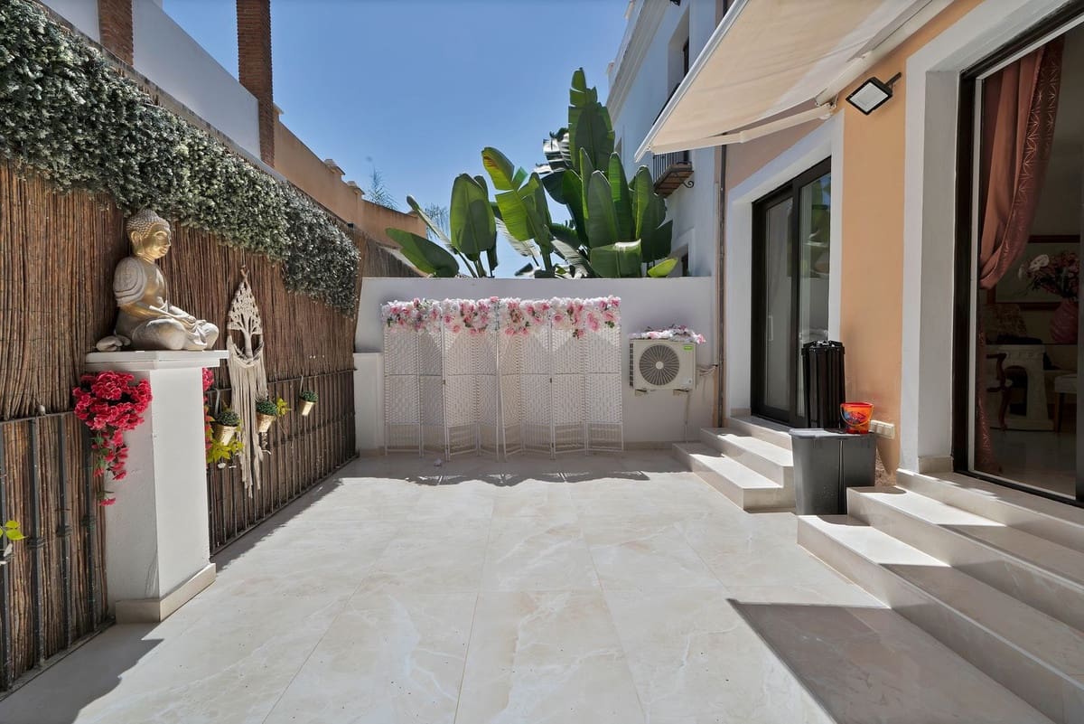 4 quarto Casa em Banda para venda em Estepona com piscina - 649 000 € (Ref: 9868946)