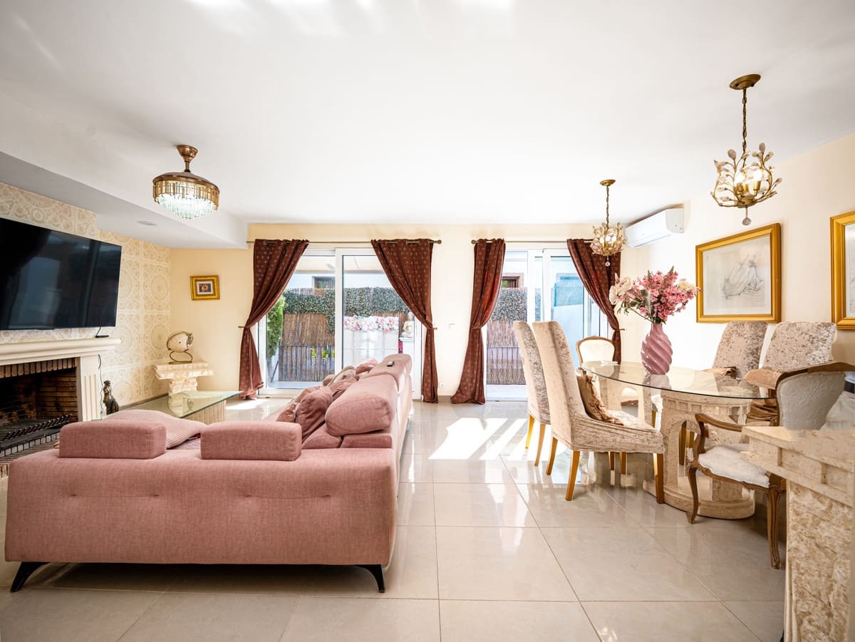 4 quarto Casa em Banda para venda em Estepona com piscina - 649 000 € (Ref: 9868946)