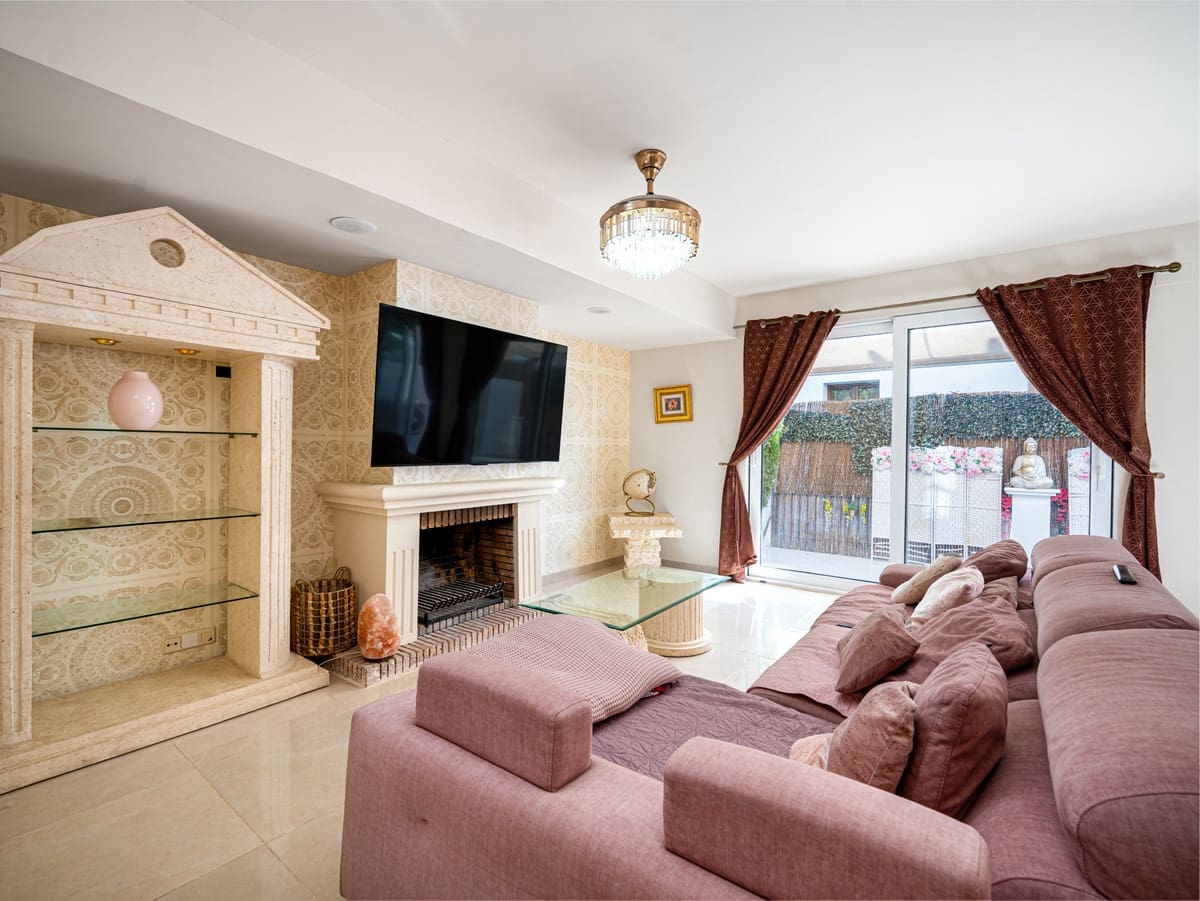 4 quarto Casa em Banda para venda em Estepona com piscina - 649 000 € (Ref: 9868946)