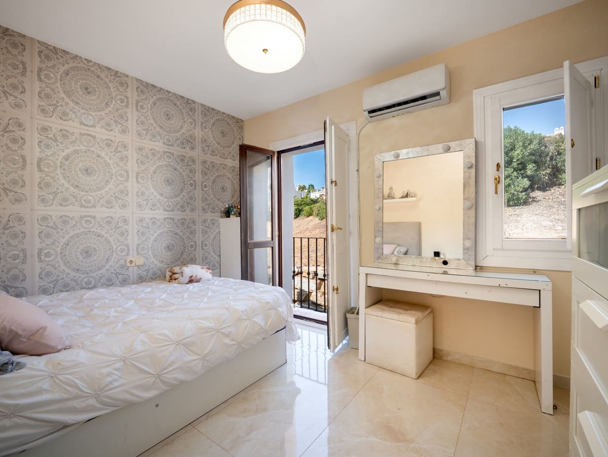 4 quarto Casa em Banda para venda em Estepona com piscina - 649 000 € (Ref: 9868946)