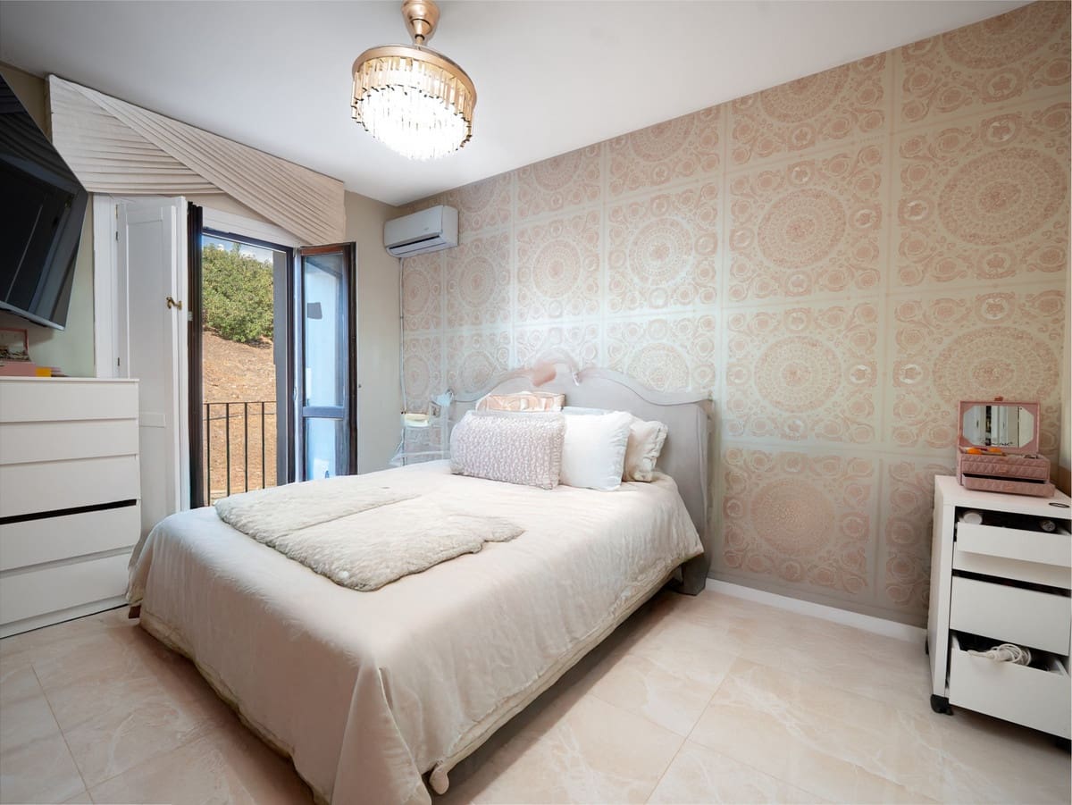4 quarto Casa em Banda para venda em Estepona com piscina - 649 000 € (Ref: 9868946)
