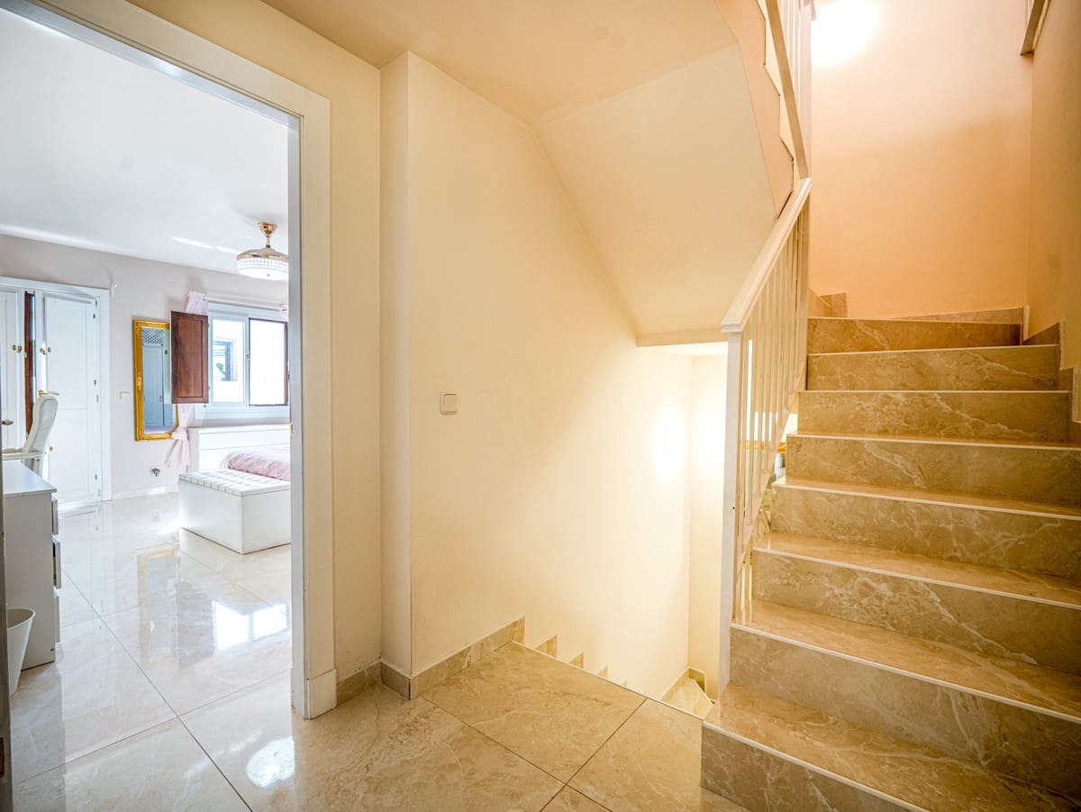 4 quarto Casa em Banda para venda em Estepona com piscina - 649 000 € (Ref: 9868946)