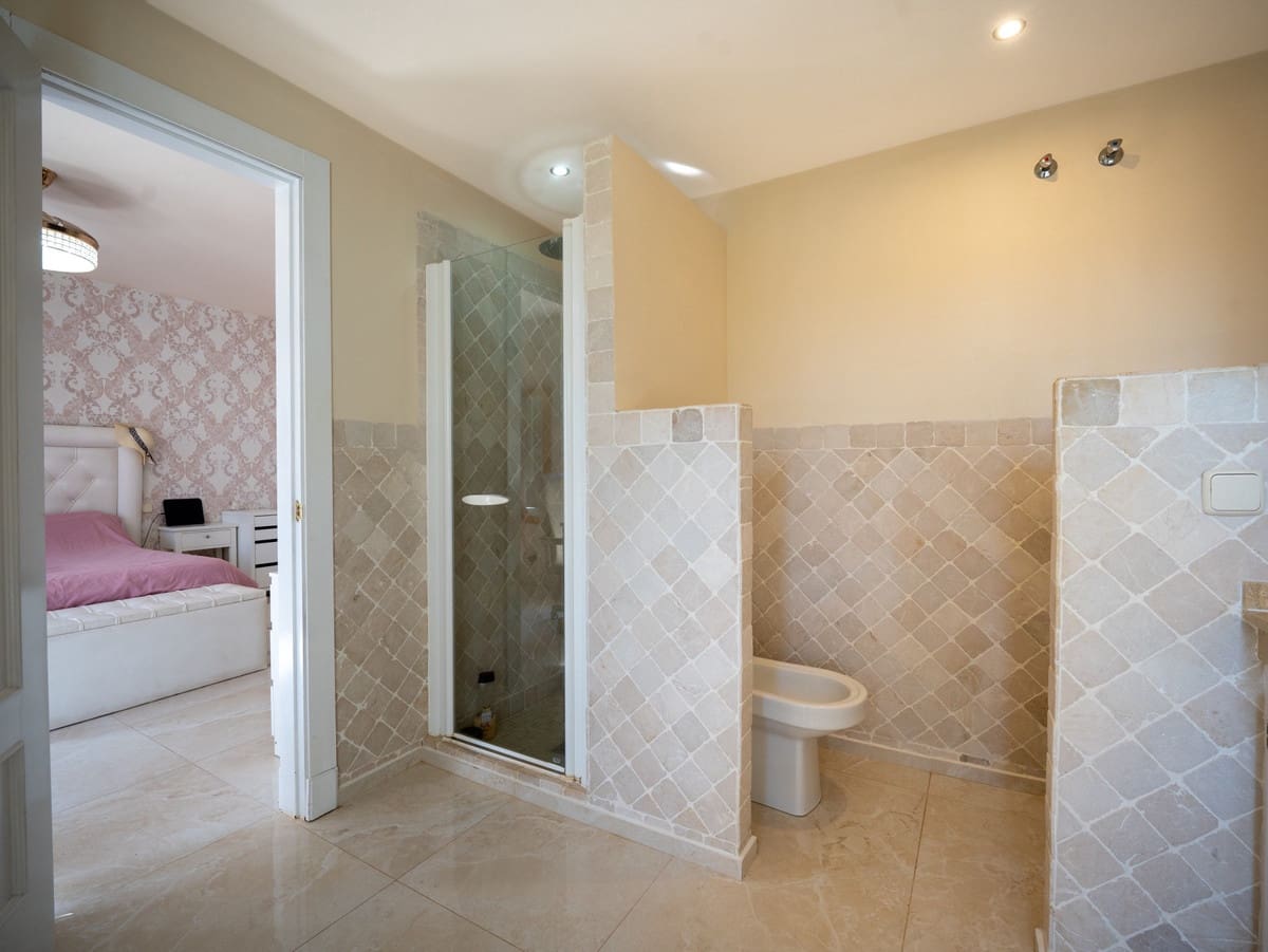 4 quarto Casa em Banda para venda em Estepona com piscina - 649 000 € (Ref: 9868946)