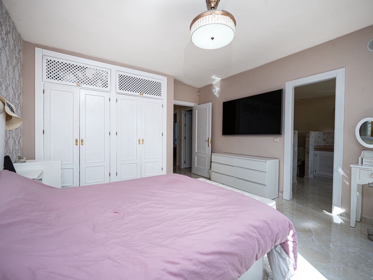4 quarto Casa em Banda para venda em Estepona com piscina - 649 000 € (Ref: 9868946)