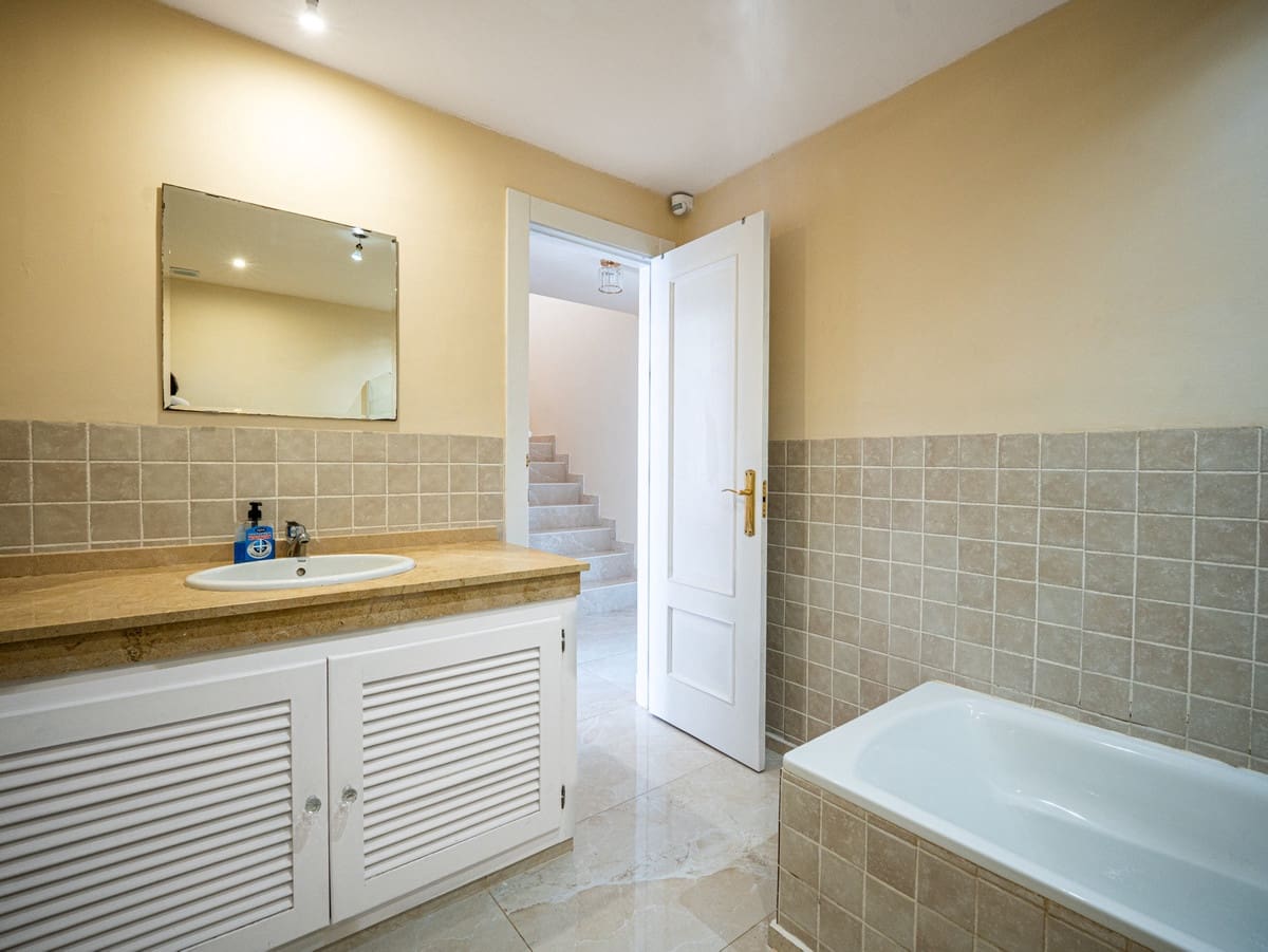 4 quarto Casa em Banda para venda em Estepona com piscina - 649 000 € (Ref: 9868946)