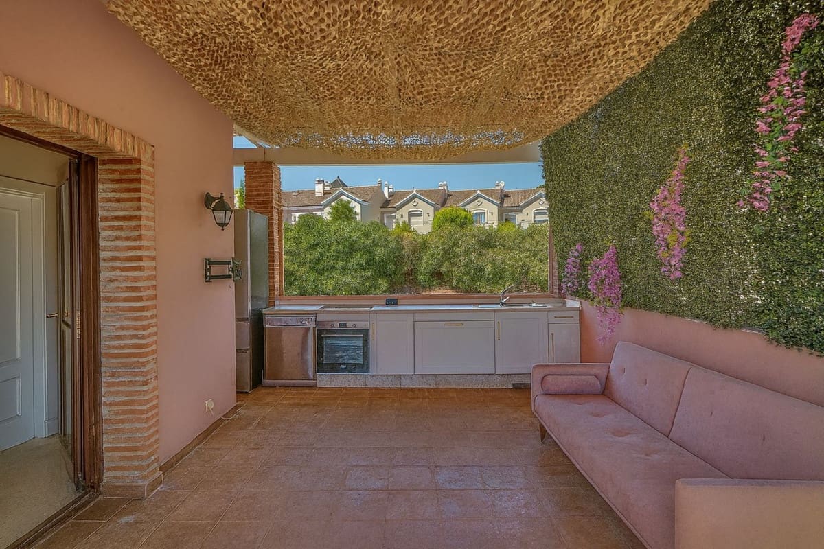 4 quarto Casa em Banda para venda em Estepona com piscina - 649 000 € (Ref: 9868946)
