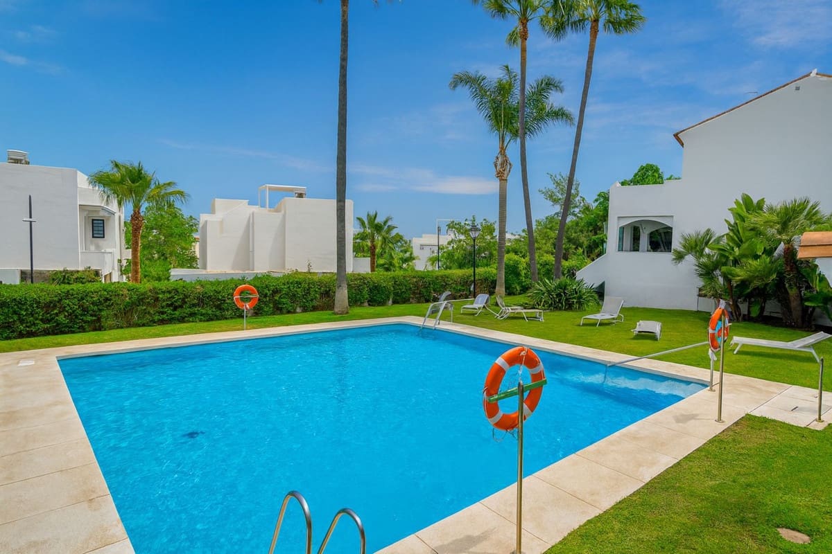 4 quarto Casa em Banda para venda em Estepona com piscina - 649 000 € (Ref: 9868946)