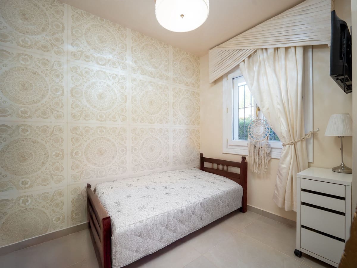 4 quarto Casa em Banda para venda em Estepona com piscina - 649 000 € (Ref: 9868946)